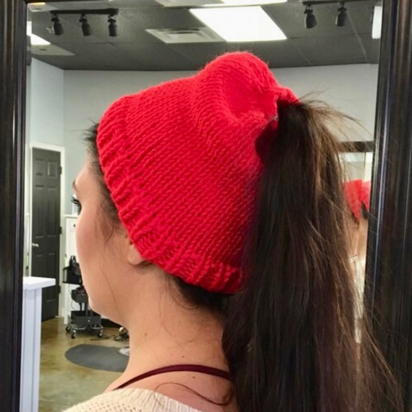 NWT Hand Knit Ponytail/Messy Bun Beanie Hat in Neutral Cream One Size Fits Most - Picture 4 of 4